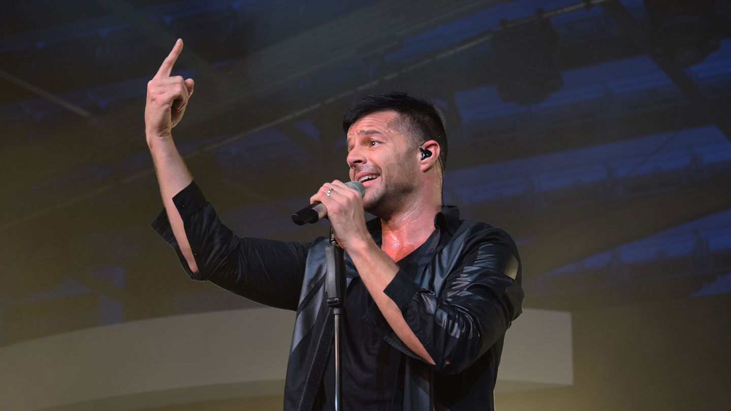Ricky Martins Energie und Musik stehen im starken Kontrast zu den Ave-Maria-Melodien des italienischen Tenors Andrea Bocelli, der zuvor im Duett mit einem haitianischen Kinderchor gesungen hat.