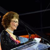 Genug der Reden und Musik. Nachdem Football-Legende Dan Marino, der ehemalige Quarterback der Miami Dolphins seinen Auftritt hatte, erscheint die Diva, die fast jedes MSC-Kreuzfahrtschiff bisher getauft hat: Sophia Loren.