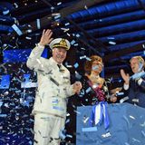 Es ist vollbracht: Gemeinsam mit Kapitän Pier Paolo Scala hat die inzwischen 83-jährige Sophia Loren das Band, an deren Ende die Champagnerflasche hing, durchschnitten. Das Feuerwerk und der Konfettiregen können beginnen.