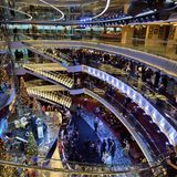 Herzstück der "MSC Seaside" ist das Atrium in der Schiffsmitte, das sich mit seinen mit funkelnden Swarovsky-Kristallen besetzten Treppen über vier Decks erstreckt.