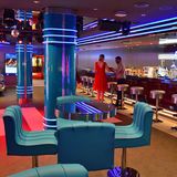 Bar im Retrolook, der Garage Club, eine von 20 Bars und Lounges an Bord. Auch hier helfen verspiegelte Decken den Raum optisch zu vergrößern.