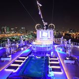 Nachts im weltweit größten Kreuzfahrthafen mit der Skyline von Downtown Miami im Hintergrund.