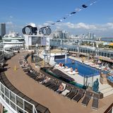 Tagsüber wird sichtbar, wie das der Sonne und dem Meer zugewandte Schiff mit vielen Deckflächen für Liegestühle konzipiert wurde. Durch die schwarzen Ringe führt übrigens die mehr als 100 Meter lange Seilrutsche zum Heck.