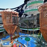 Die auch für den US-Markt geplante "MSC Seaside" muss ein Spaßschiff sein: In der Schornsteinverkleidung hat sich der Forest Adventure Park versteckt, inklusive Aqua Park mit über das Deck hinausragende Wasserrutschen. 