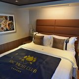 Zum Schluss ein Blick in eine der 2066 Kabinen, davon haben 73 Prozent einen Balkon. Im Bild eines des Yacht Clubs, einem exklusiver Schiff-im-Schiff- Bereich, der der ersten Klasse entspricht. Neu sind auch Terrassenkabinen und Suiten mit Außenwhirlpool. Die Preise für eine Woche Karibikkreuzfahrt ab Miami (ohne Fluganreise) beginnen in der Innenkabine pro Person bei 599 Euro.