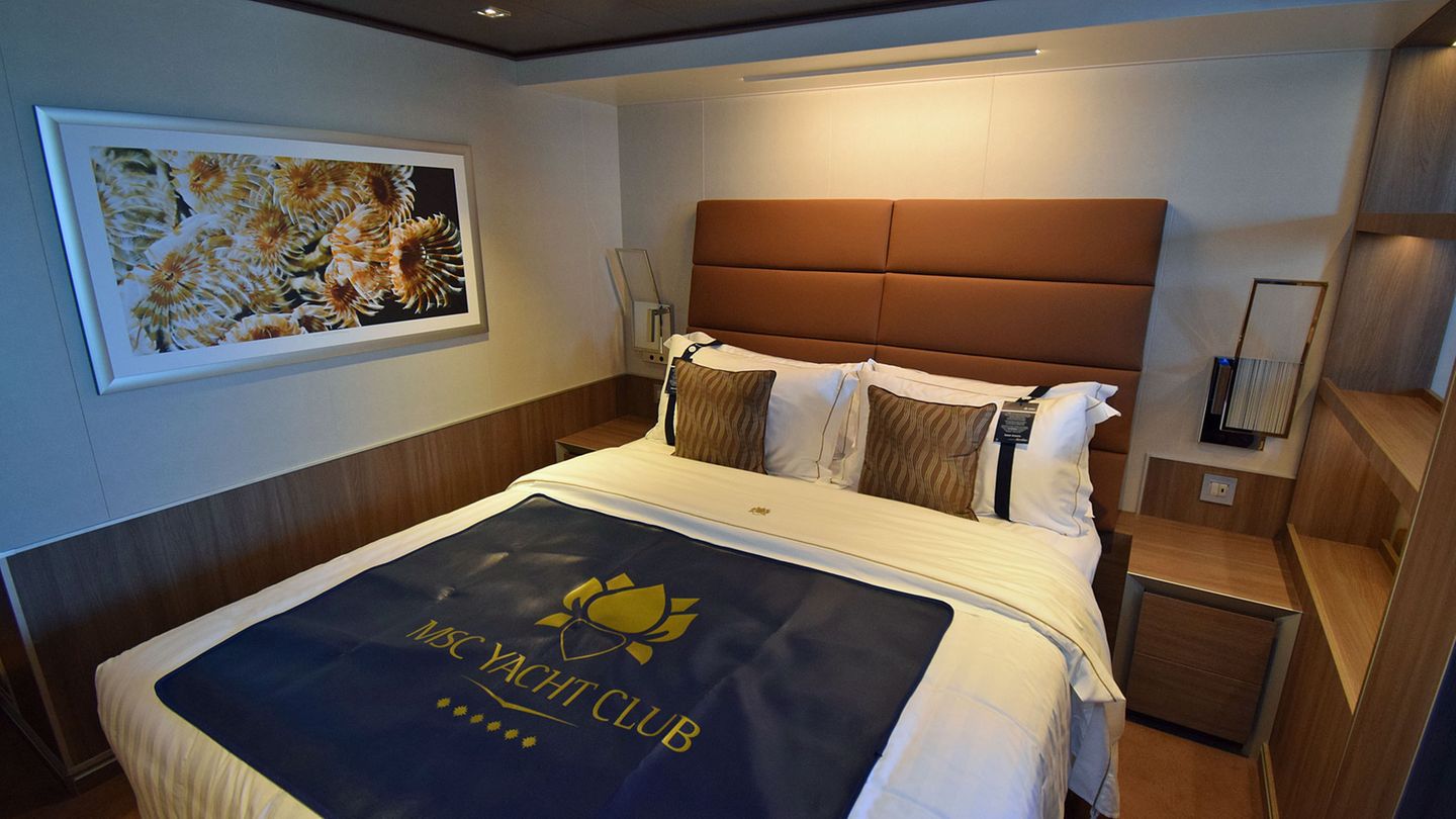 Zum Schluss ein Blick in eine der 2066 Kabinen, davon haben 73 Prozent einen Balkon. Im Bild eines des Yacht Clubs, einem exklusiver Schiff-im-Schiff- Bereich, der der ersten Klasse entspricht. Neu sind auch Terrassenkabinen und Suiten mit Außenwhirlpool. Die Preise für eine Woche Karibikkreuzfahrt ab Miami (ohne Fluganreise) beginnen in der Innenkabine pro Person bei 599 Euro.