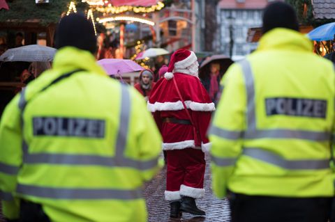 Alarm in Bonn: Zwei Poliziszten auf einem Weihnachtsmarkt (Symbolbild)