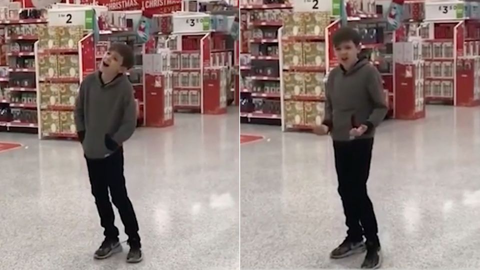 Berührendes Weihnachtsmärchen: Zehnjähriger Autist singt in Supermarkt - jetzt winkt ihm ein Plattenvertrag Berührendes Weihnachtsmärchen: Zehnjähriger Autist singt in Supermarkt - jetzt winkt ihm ein Plattenvertrag
