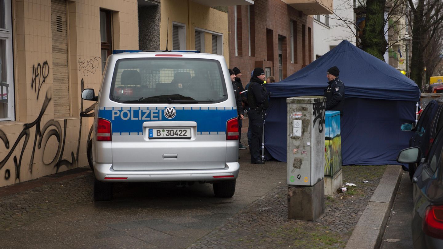 Ein Polizeiauto neben einem Zelt, in dem die Spurensicherung nach dem Fund einer Frauenleiche in Berlin arbeitet