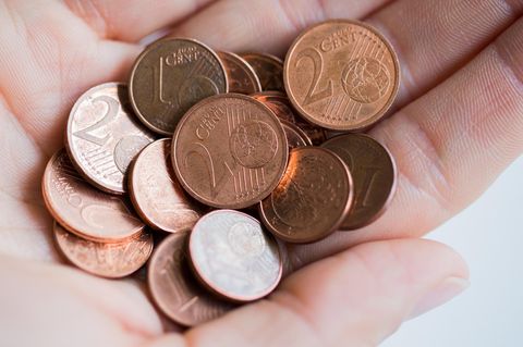 Ein- und Zwei-Cent-Münzen in einer Hand