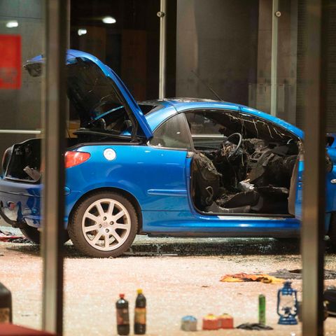 Auto rast in SPD-Parteizentrale in Berlin