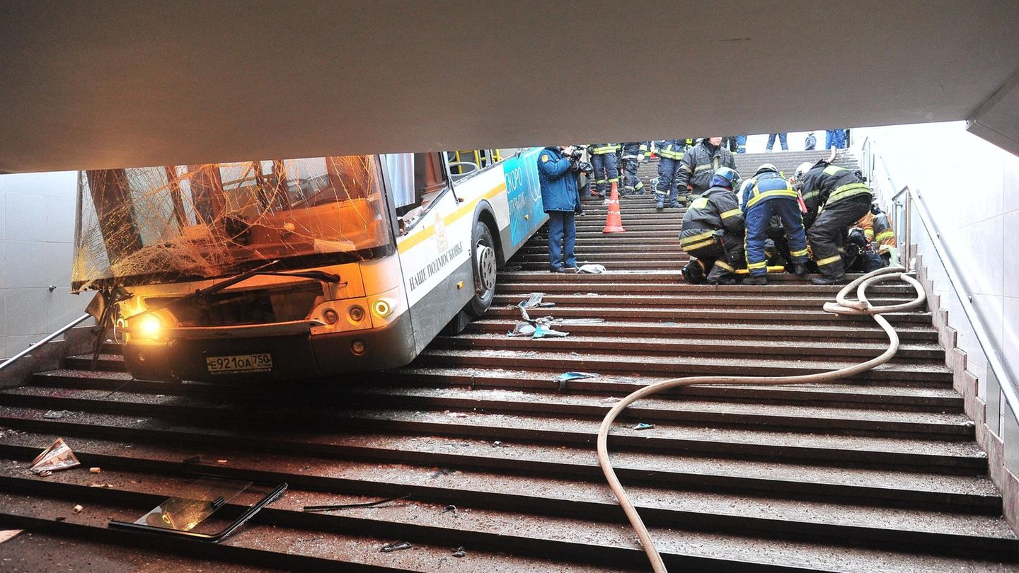 Moskau: Tote und Verletzte - Bus fährt in Menschenmenge - Polizei geht von Unfall aus