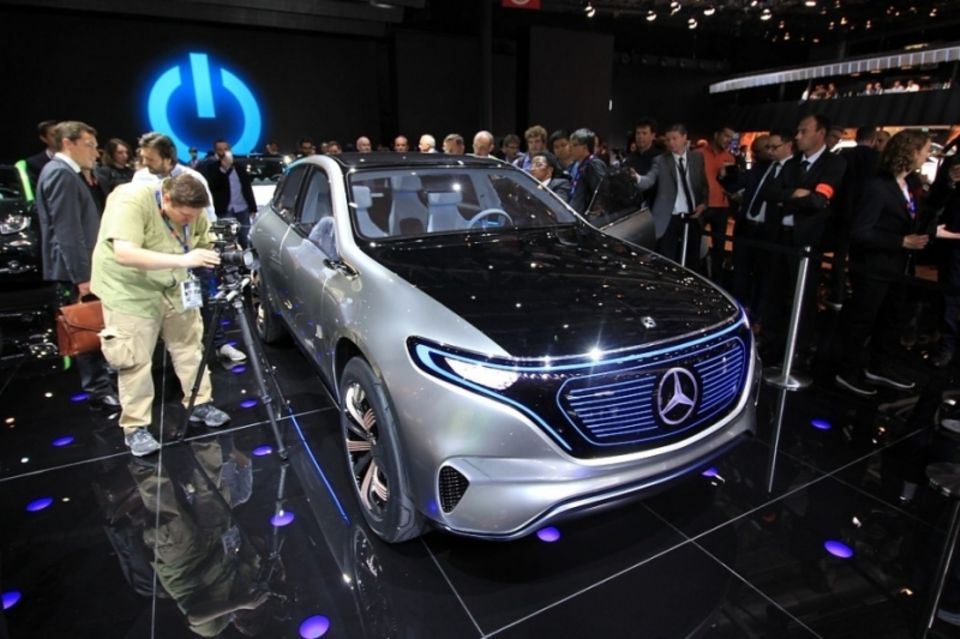 Der Mercedes EQ tritt gegen Teslas Model X an