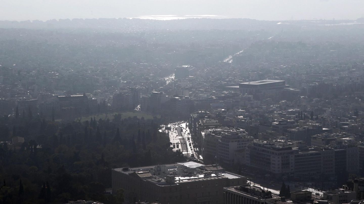Smog liegt über der griechischen Stadt Athen