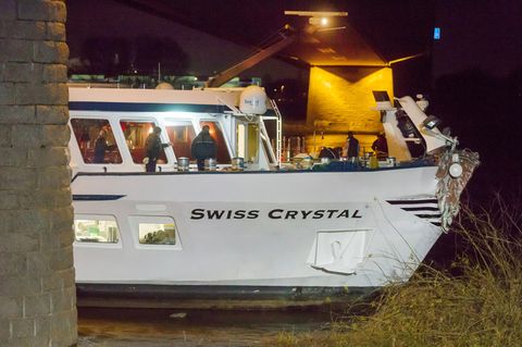 Unfall auf dem Rhein: Hotelschiff rammt Brückenpfeiler bei Duisburg