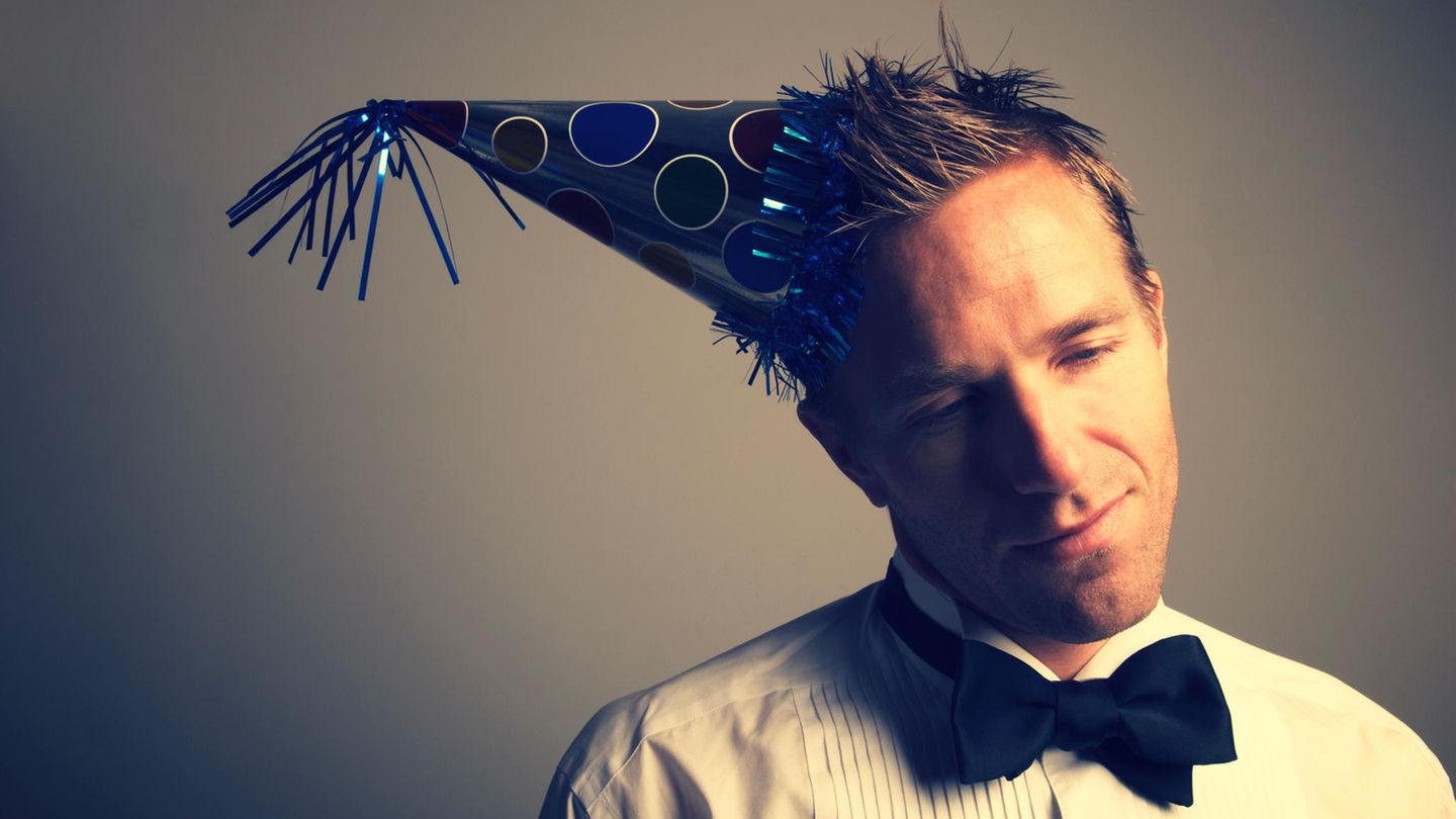 Ein einsamer Mann mit Partyhut. Feiert er Silvester allein?