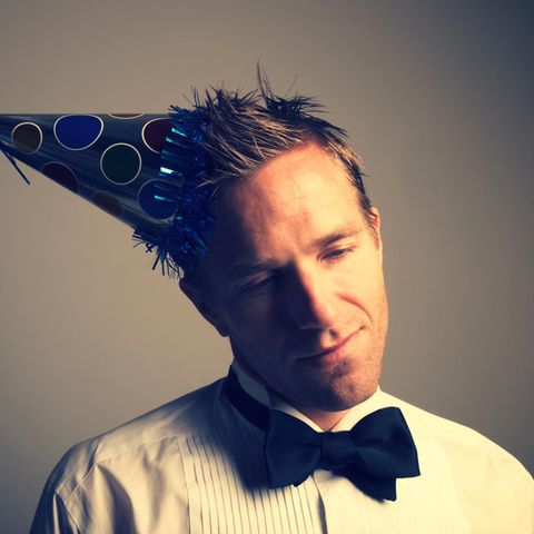 Ein einsamer Mann mit Partyhut. Feiert er Silvester allein?