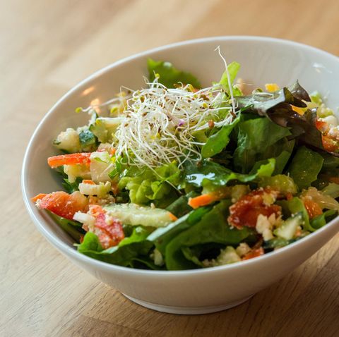 Eine Schüssel mit Salat steht auf einem Tisch