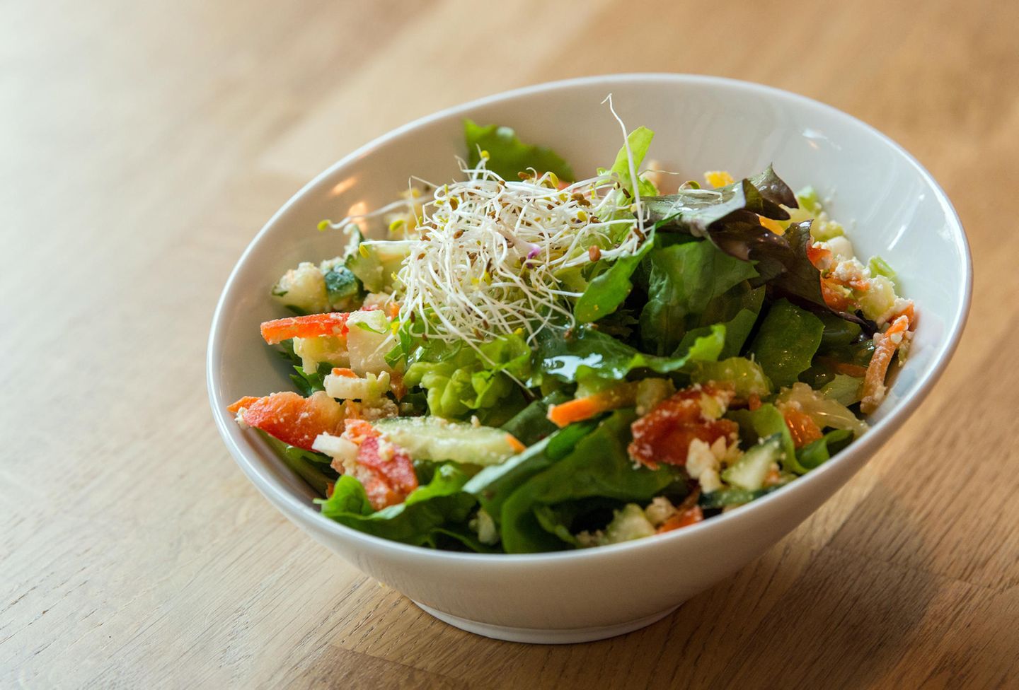 Eine Schüssel mit Salat steht auf einem Tisch