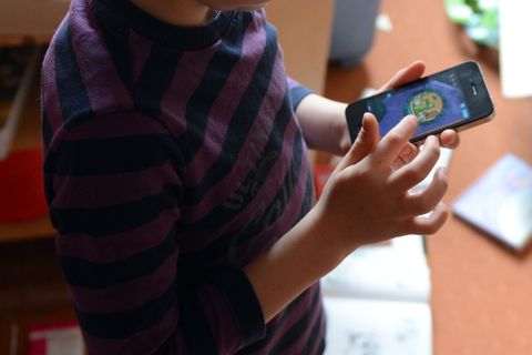 Ein Kind hält ein Smartphone in seinen Händen und spielt darauf