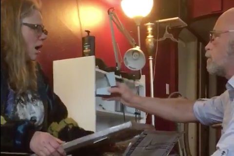 Mann macht seiner Partnerin zu Weihnachten einen Heiratsantrag