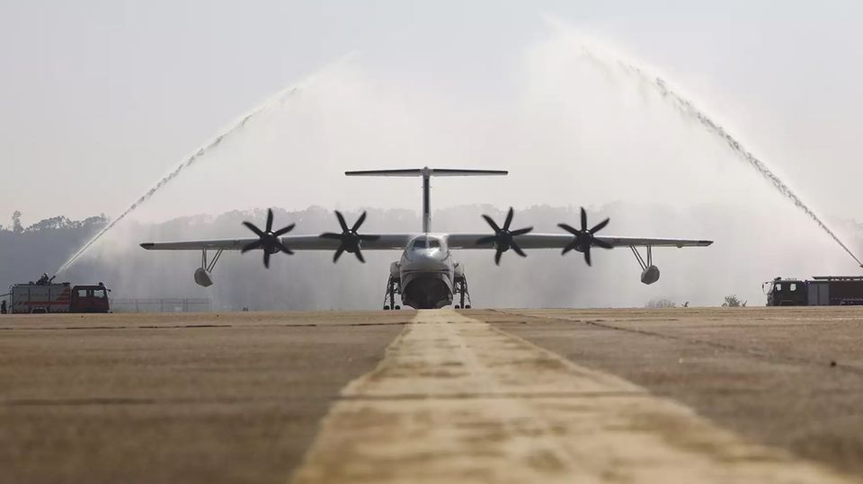 China: Die AG600 Kunlong kann auf Wasser und von Land aus starten. Die AG600 Kunlong kann auf Wasser und von Land aus starten.