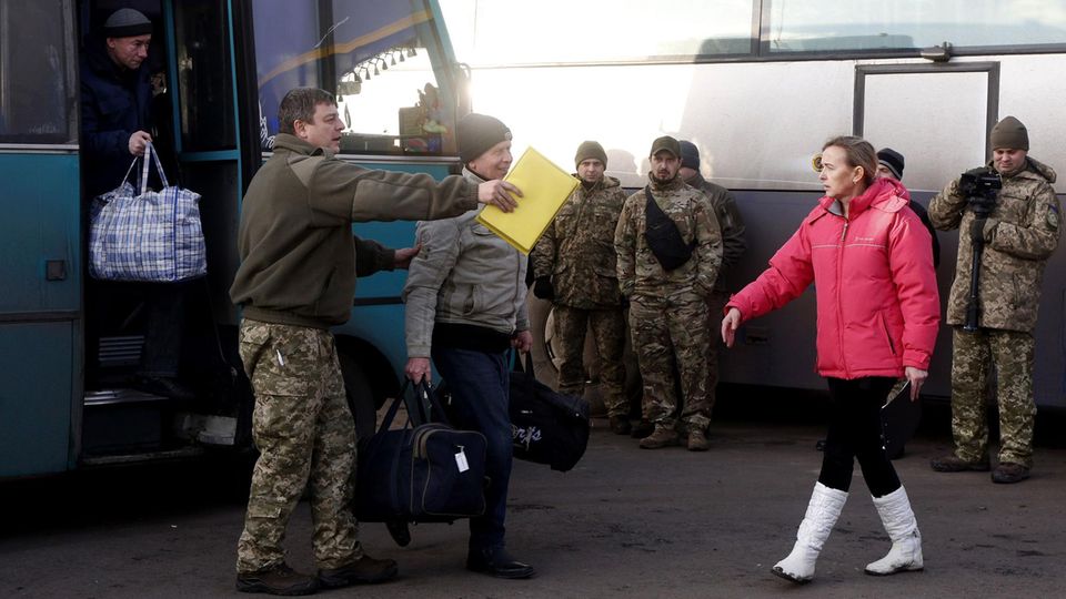 Gefangenenaustauch in der Ukraine: Die ersten ukrainischen Gefangenen steigen aus einem Bus nahe Gorliwka