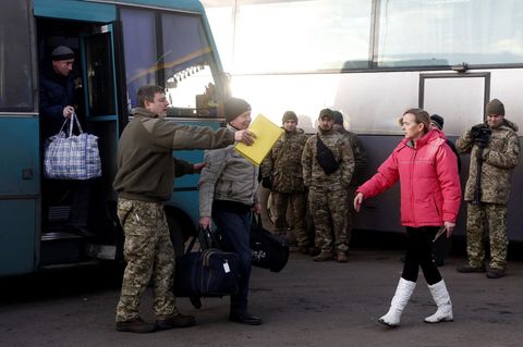 Gefangenenaustauch in der Ukraine: Die ersten ukrainischen Gefangenen steigen aus einem Bus nahe Gorliwka
