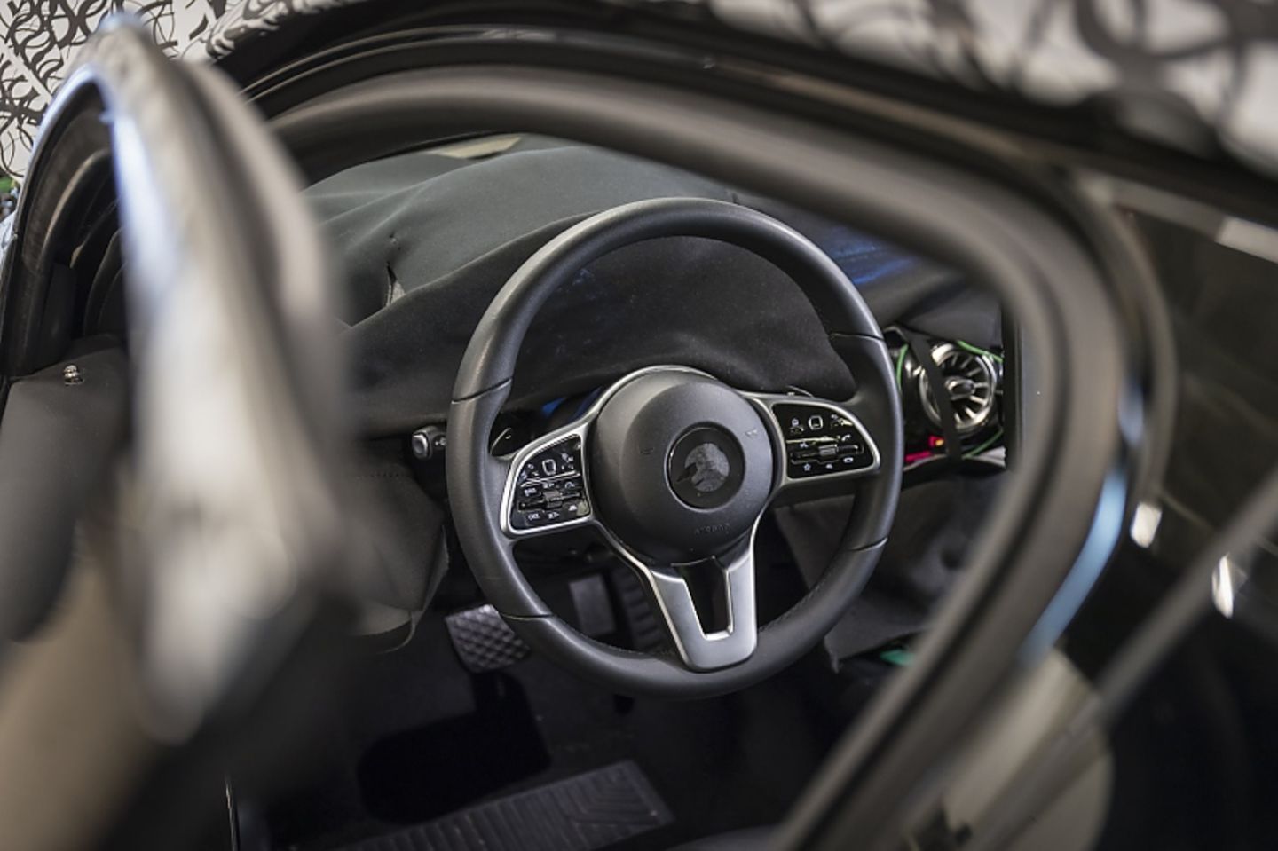 Das getarnte Cockpit der neuen Mercedes A-Klasse
