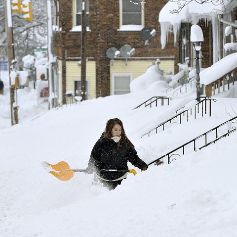 Schneechaos in Erie, Pennsylvania: Eine Frau schippt Schnee vor ihrem Hauseingang
