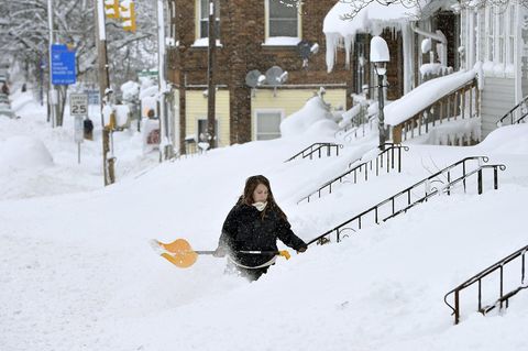 Schneechaos in Erie, Pennsylvania: Eine Frau schippt Schnee vor ihrem Hauseingang