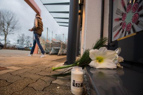 Nach dem tödlichen Messerangriff in der Drogerie in Kandeln haben Passanten Blumen und Kerzen abgelegt
