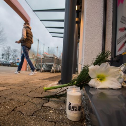 Nach dem tödlichen Messerangriff in der Drogerie in Kandeln haben Passanten Blumen und Kerzen abgelegt