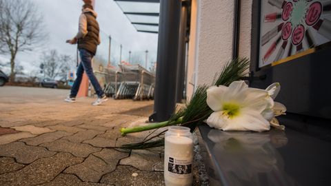 Nach dem tödlichen Messerangriff in der Drogerie in Kandeln haben Passanten Blumen und Kerzen abgelegt