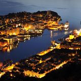 Bergen  Die zweitgrößte Stadt Norwegens erstreckt sich bis in die umliegenden Berge. Einen Überblick erhalten Besucher, wenn sie mit der Standseilbahn auf den Hausberg Fløyen fahren. Die Lage der von der Unesco wegen des Hanseviertels Bryggen als Welterbe geadelten Stadt in der Fjordlandschaft ist unschlagbar.  Infos: https://de.visitbergen.com