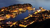 Bergen  Die zweitgrößte Stadt Norwegens erstreckt sich bis in die umliegenden Berge. Einen Überblick erhalten Besucher, wenn sie mit der Standseilbahn auf den Hausberg Fløyen fahren. Die Lage der von der Unesco wegen des Hanseviertels Bryggen als Welterbe geadelten Stadt in der Fjordlandschaft ist unschlagbar.  Infos: https://de.visitbergen.com