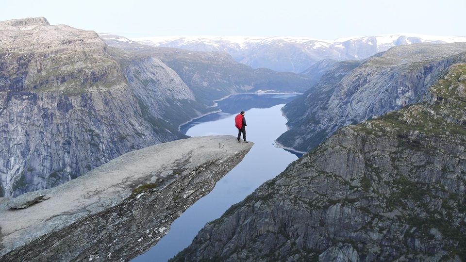 Trolltunga  Der horizontale Felsvorsprung nordöstlich von Odda am Sørfjord ragt 700 Meter über dem See Ringedalsvatnet in die Leere. Die zehn Meter lange Nase ist ein beliebtes Fotomotiv, sie ist jedoch nicht einfach, sondern nur durch eine lange Wanderung zu erreichen.  Infos: www.visitnorway.de