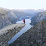 Trolltunga  Der horizontale Felsvorsprung nordöstlich von Odda am Sørfjord ragt 700 Meter über dem See Ringedalsvatnet in die Leere. Die zehn Meter lange Nase ist ein beliebtes Fotomotiv, sie ist jedoch nicht einfach, sondern nur durch eine lange Wanderung zu erreichen.  Infos: www.visitnorway.de