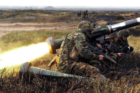 Die Rakete beim Abschuss. Im Vordergrund liegt ein weitere Waffe.