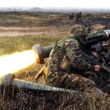 Die Rakete beim Abschuss. Im Vordergrund liegt ein weitere Waffe.