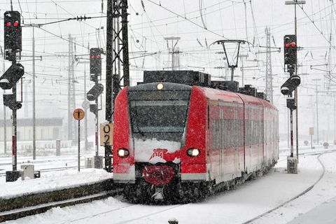 16-Jähriger aus München stirbt durch Stromschlag: Ein Zug fährt in einen Bahnhof, darüber sind Oberleitungen zu sehen.
