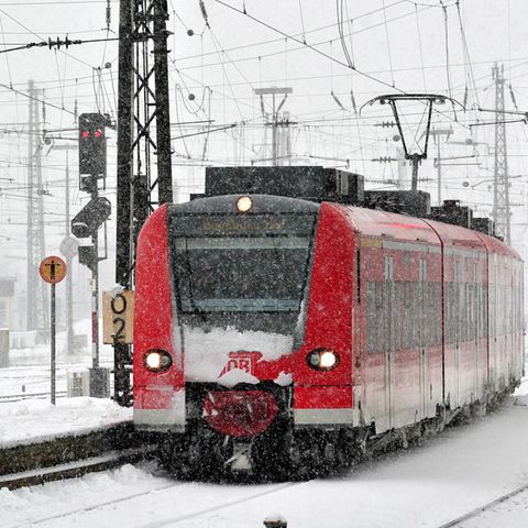 16-Jähriger aus München stirbt durch Stromschlag: Ein Zug fährt in einen Bahnhof, darüber sind Oberleitungen zu sehen.