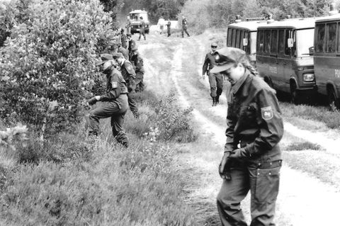 Polizisten durchkämmen nach einem der Morde die Göhrde (Archivbild)