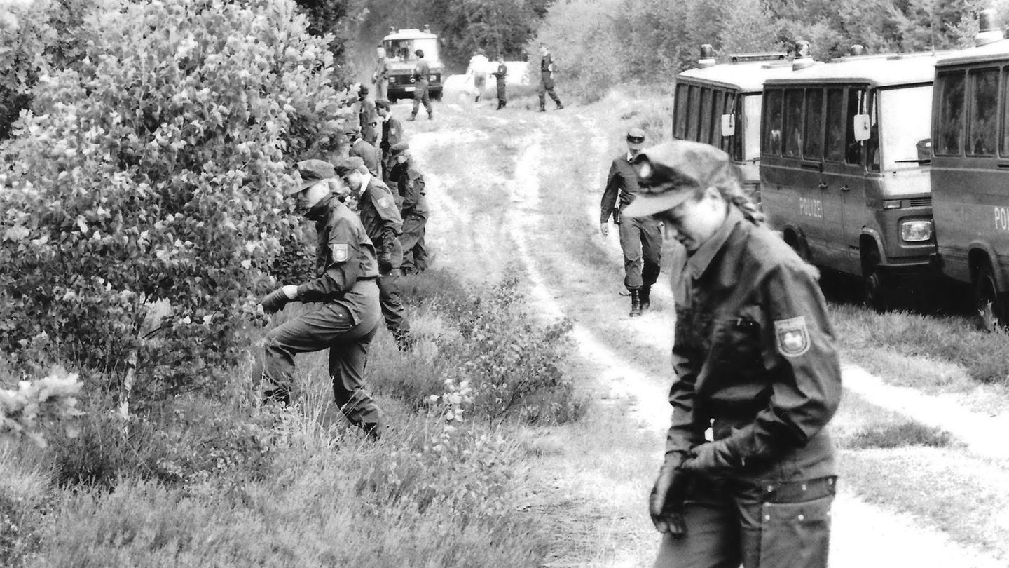 Polizisten durchkämmen nach einem der Morde die Göhrde (Archivbild)