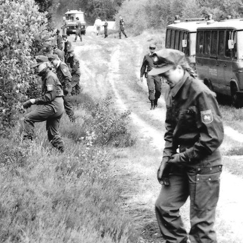 Polizisten durchkämmen nach einem der Morde die Göhrde (Archivbild)