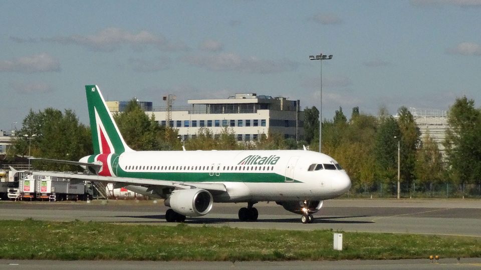 Wie dieser Airbus A320 von Alitalia fliegen die Maschinen noch, obwohl die Fluglinie im Mai 2017 Insolvenz anmelden musste.