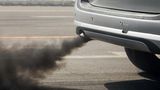 Ab dem 1. September werden die Abgase nicht mehr nach dem NEFZ-, sondern nach dem WLTP-Zyklus gemessen. So sollen die Verbrauchswerte deutlich praxisnäher sein. Allerdings erwarten Experten, dass neu zugelassene Autos dann teurer in der Steuer werden. Allerdings gibt es eine Übergangsfrist: Für alle Autos, die ab September 2019 neu zugelassen werden, gelten die neuen Regeln uneingeschränkt. Und damit auch die höhere Steuer.