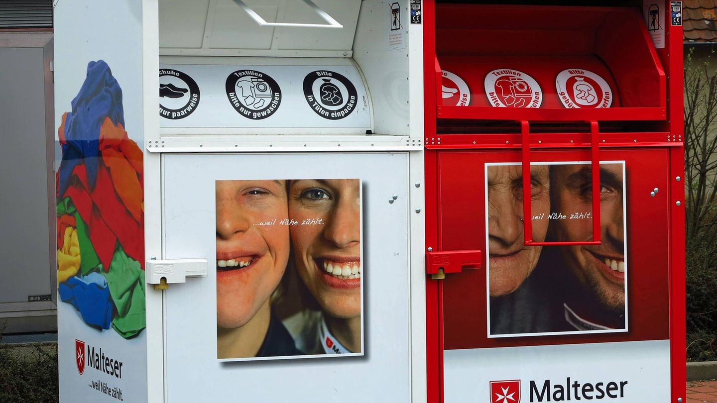 Wetzlar: Mann bleibt in Altkleidercontainer stecken und stirbt