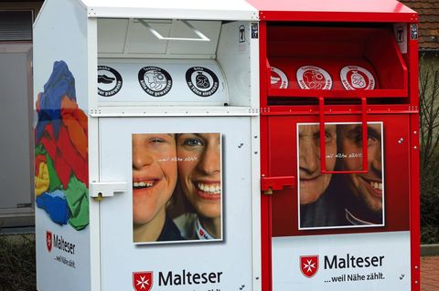 Wetzlar: Mann bleibt in Altkleidercontainer stecken und stirbt