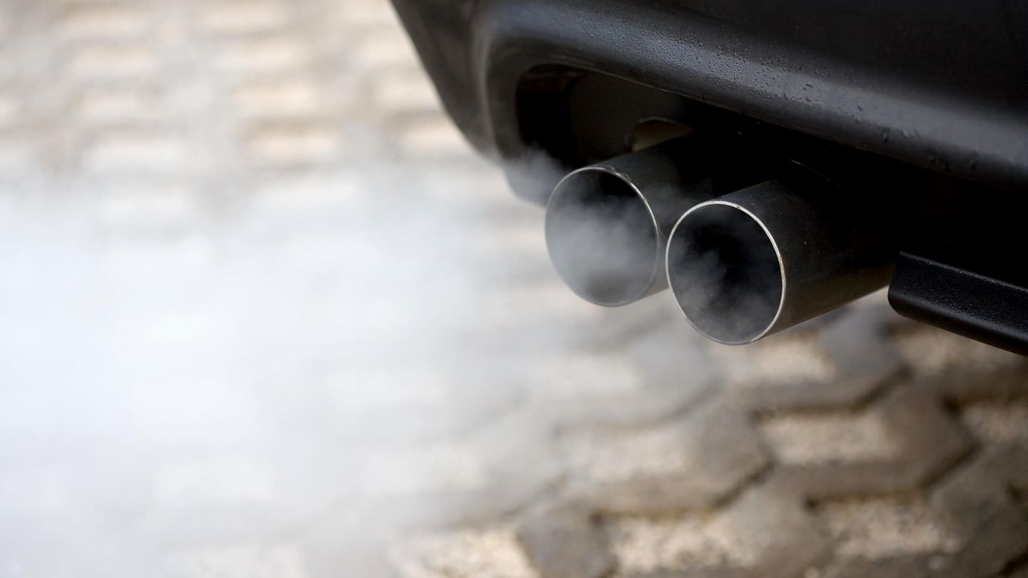 Abgas Untersuchung Diesel-Gate und die Abgasmanipulationen der vergangenen Jahre haben Konsequenzen: Ab dem 1. Januar 2018 müssen Fahrzeuge bei der Abgas-Untersuchung zur Endrohrmessung. Bislang werden Autos mit der On-Board-Diagnose geprüft. Damit soll die Schummelei der Hersteller beendet werden.